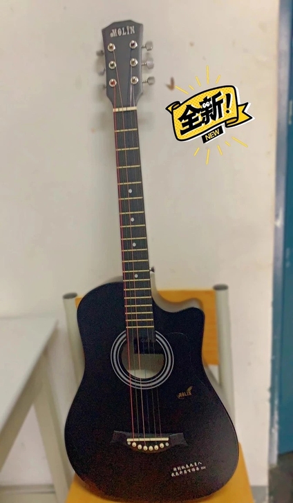 全新吉他，刚买一个月都没有碰过，388买的...