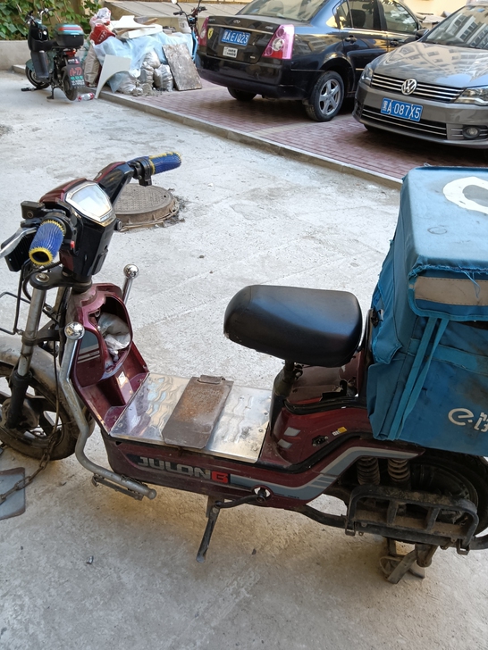 巨龙电动车,电瓶在包,能跑50公里左右。出...