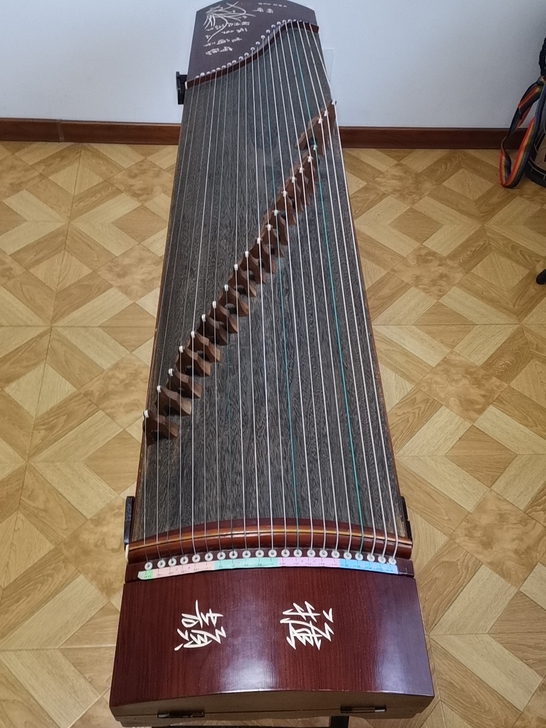 古筝闲置，买时一千多 传承的 9成新
