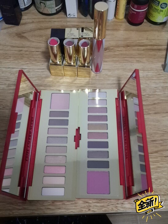 雅诗兰黛2019圣诞套盒里的眼颊盘和口红