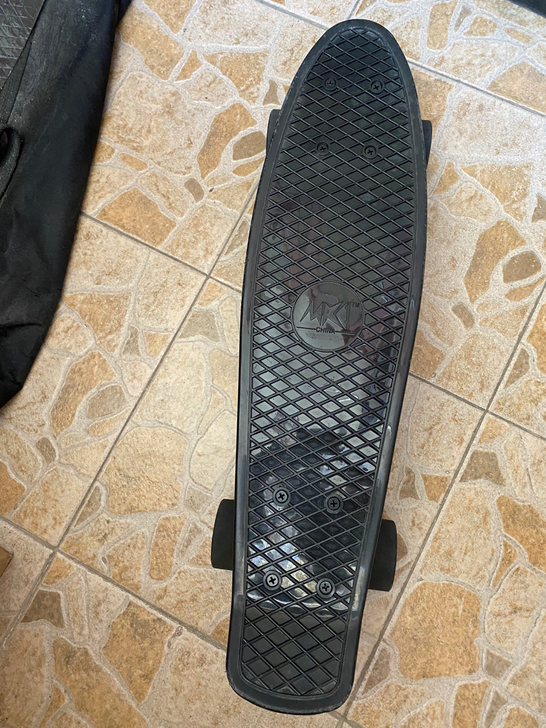 闲置自用小鱼板，全黑色，轮子给配上几乎全新...