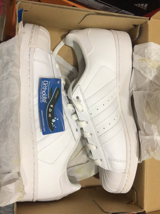 阿迪达斯经典纯白贝壳头，39码，货号B27...