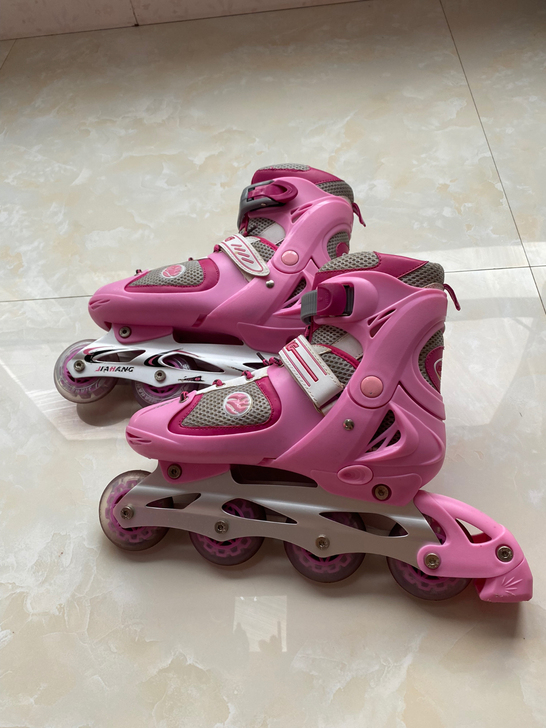 家乐福买的轮滑鞋，在朝阳公园笨拙的玩了两个...