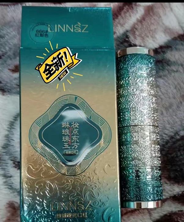 这款口红用着不干显色度非常好，涂上之后气场...