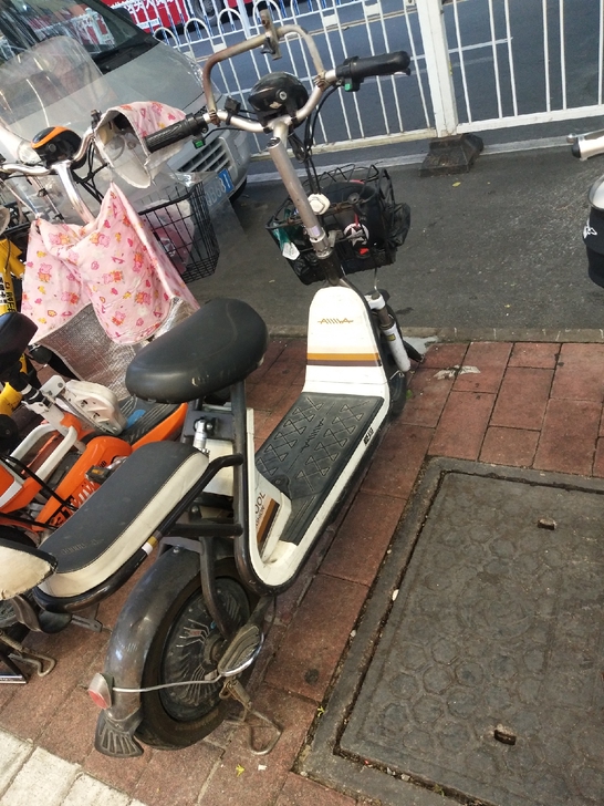 要搬家,爱玛电动车530便宜出。除了电池不...