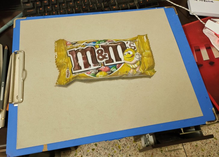 手绘作品。彩铅画，用的冷灰色素描纸手绘彩铅...
