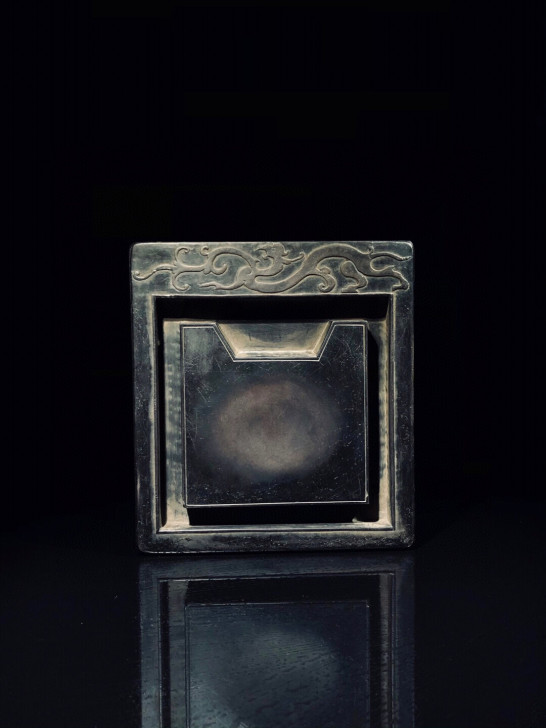 端砚，砚刻古龙，石渠形，砚背刻诗文，落款：...