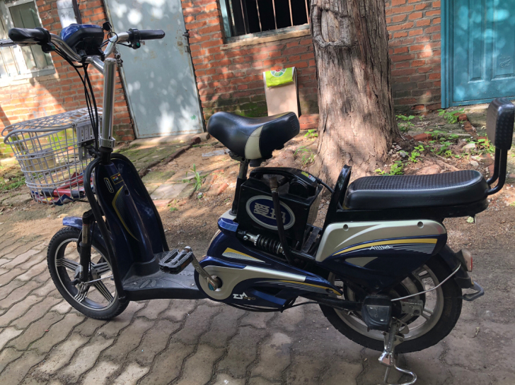 自用爱玛电动车，8成新，600元，联系电话...