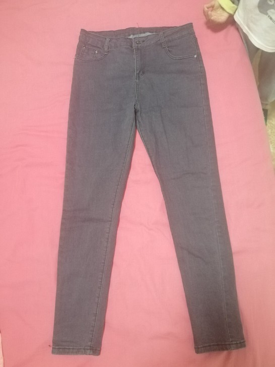 灰色显瘦牛仔裤，有弹力，腰围76厘米，2尺...