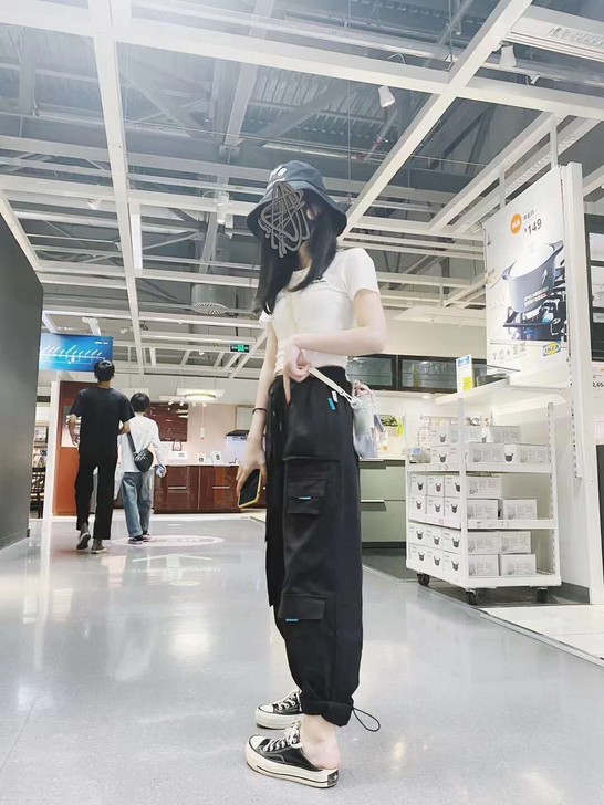 低价出全新女生工装裤子一条.很帅很靓