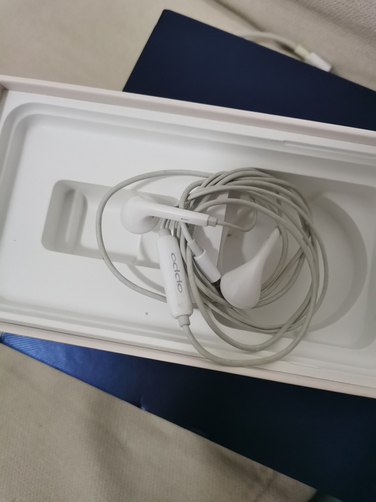oppo原装耳机,8成新。功能正常。18元...