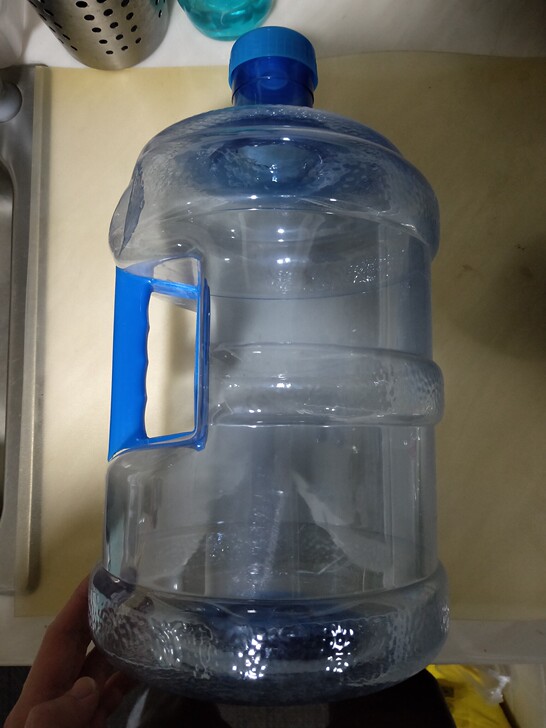 户外便携家用纯净水桶一只， 容量6L(含)...