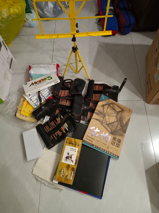 画架，铅笔，颜料一大堆绘画用品，统统打包，...