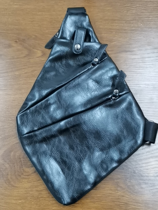 男士胸包全新,材质PU合成革,库存亏本清仓