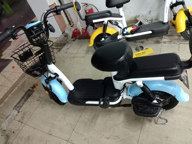 爱玛电动车，9.99新，卖了一个月，骑了两...