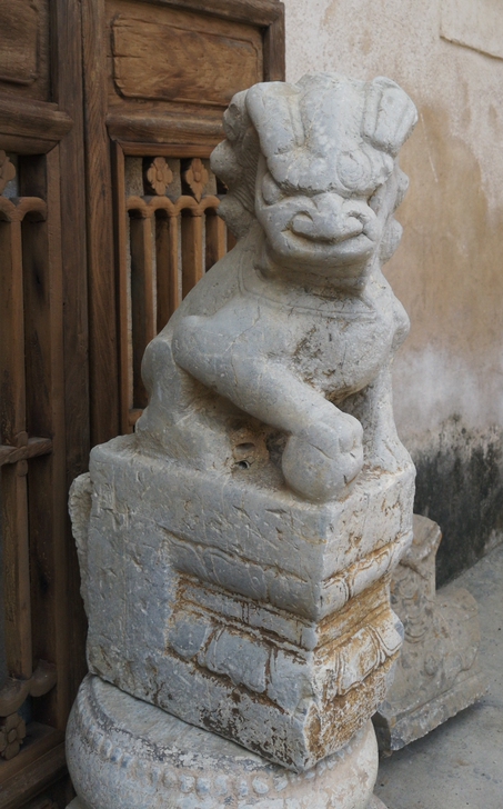 A、明代青石扭头踩球莲花须弥座狮