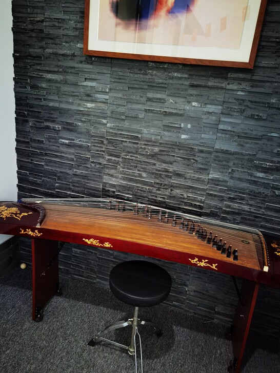 练习古筝,学校练习琴,轻微使用痕迹。价格极...