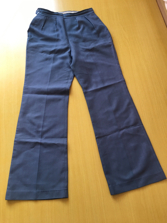 老怀旧侧开口(旁开口)女裤。