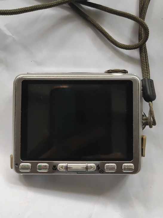 低价出售日产原装富士Ⅴ10数码相机:200元