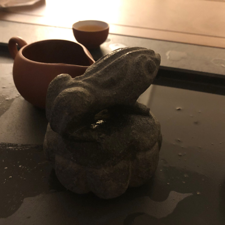 青石茶宠金蟾顶呱呱雨蛙茶宠镇纸石，大小盈盈...