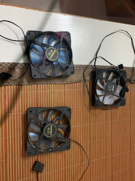 出三个电脑风扇，还有一个微星机箱原装风扇