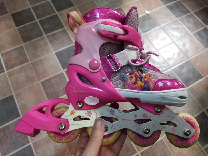 迪士尼儿童轮滑鞋,大小可调,200多买的,...
