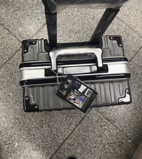 是纯PC，20寸，145元包邮 感兴趣的话...