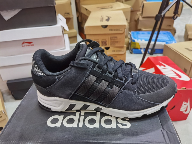 阿迪达斯男式休闲运动鞋42、42.5，全新...