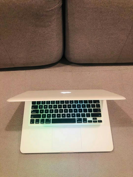 女生个人闲置笔记本电脑MacBook pr...