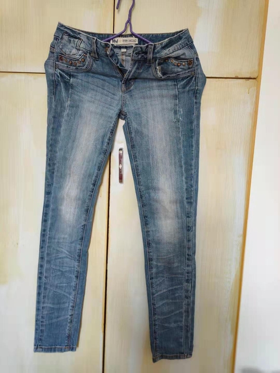 牛仔裤，四件第一件很修身，穿了几次一点没变...