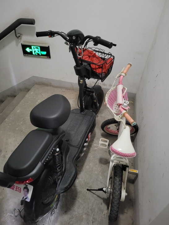 爱玛电动车5月份刚换得电频！后胎也是新换的...