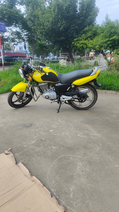 铃木瑞爽跨骑摩托车