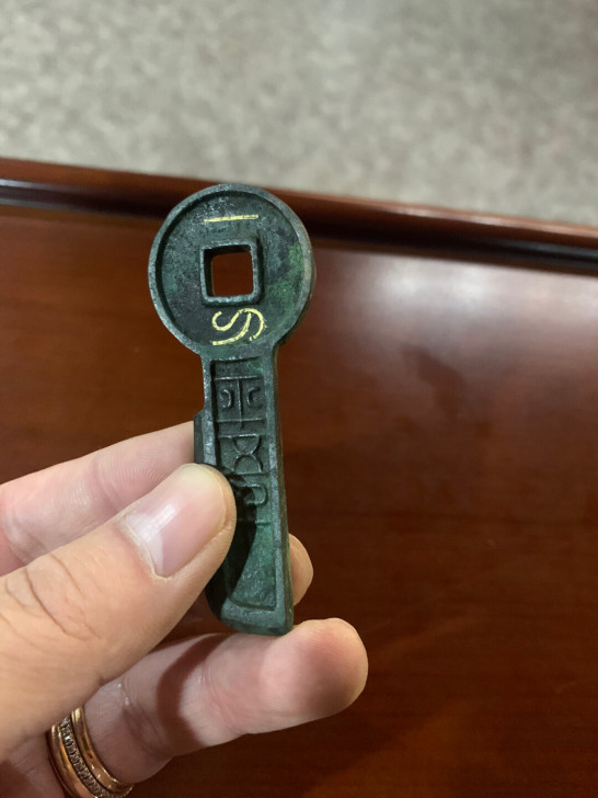 美人赠我金错刀，何以报之英琼瑶。