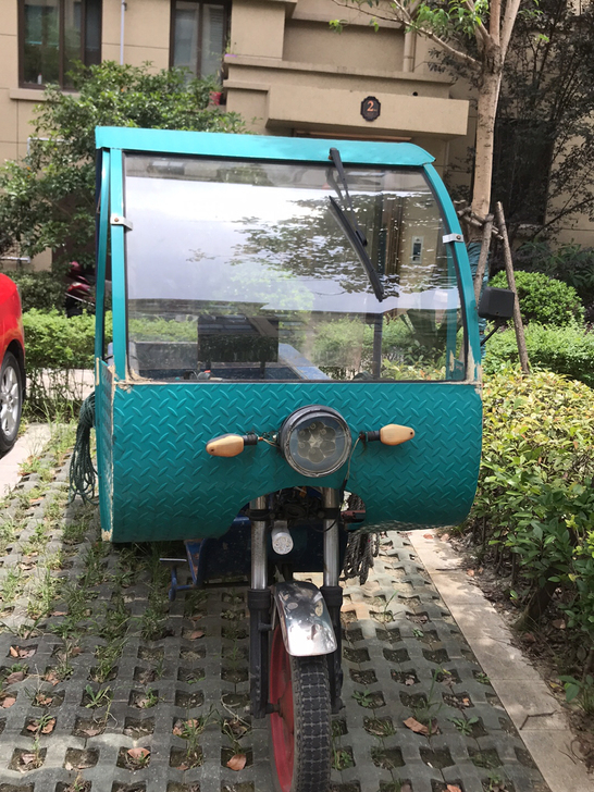 带货三轮车 加装顶棚 开了2年不到 五个大...