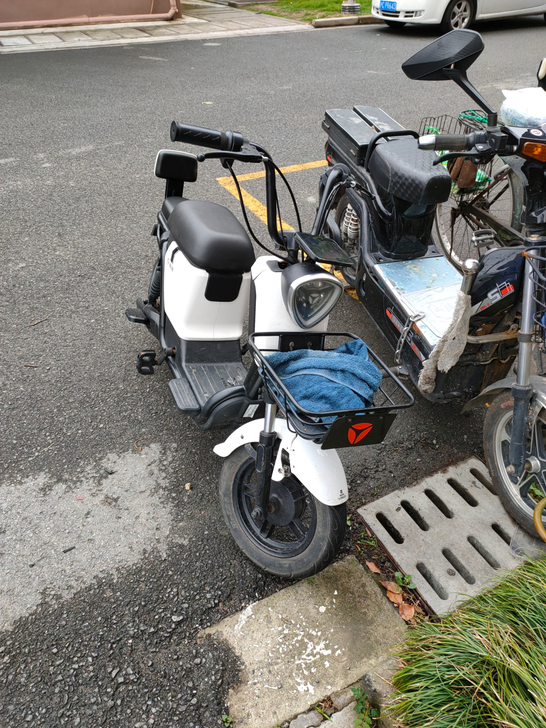 雅迪电动车，雅迪专卖店买的3700元，20...