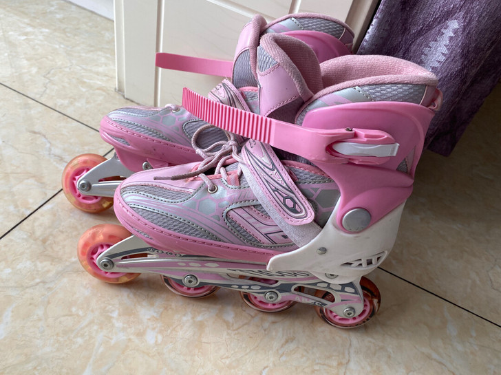 女儿的轮滑鞋，孩子大了不再玩这些东西，转让...