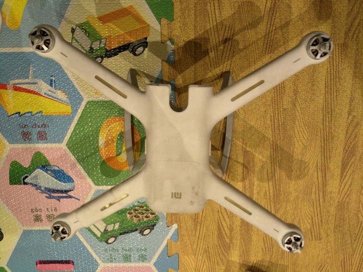 小米4K无人机，新旧如图有一个翅膀断了，电...