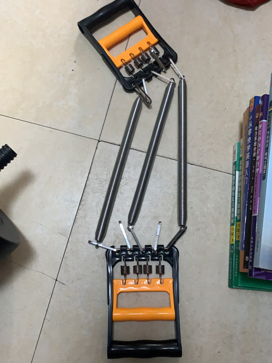 拉力器，大三留下的，只有三个弹簧，要的带价...