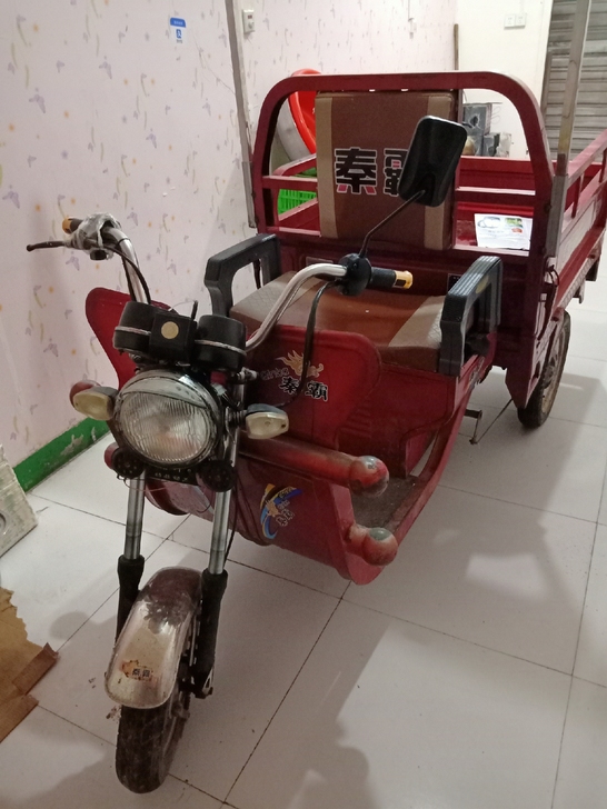 二手三轮车,车厢长1.3宽90,电瓶是新的...