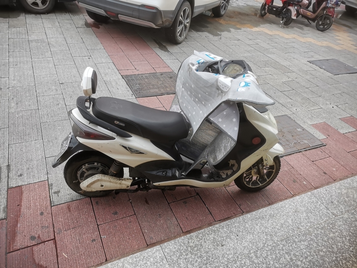 自用电动车60v20a的。车小一号白色永久...