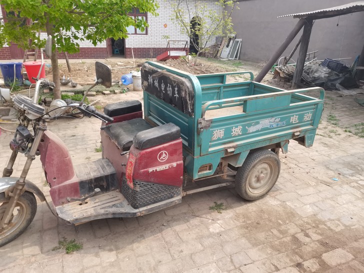 三轮摩托，汽油的，重550斤，正常骑行，废...