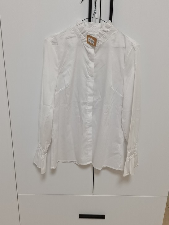 全新白衬衫，170码，领和袖是花边的，洋气...