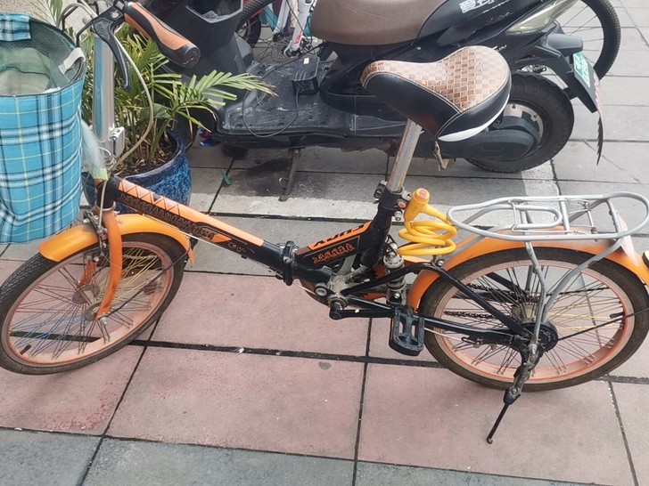 库房的凤凰折叠自行车，大人孩子都可骑，换电...