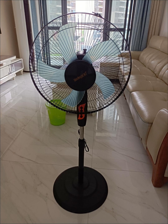 新搬来的出租屋有空调，暂时不用电风扇了。