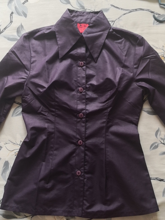 暗紫色修身款衬衫，面料有些光泽感微微亮。比...