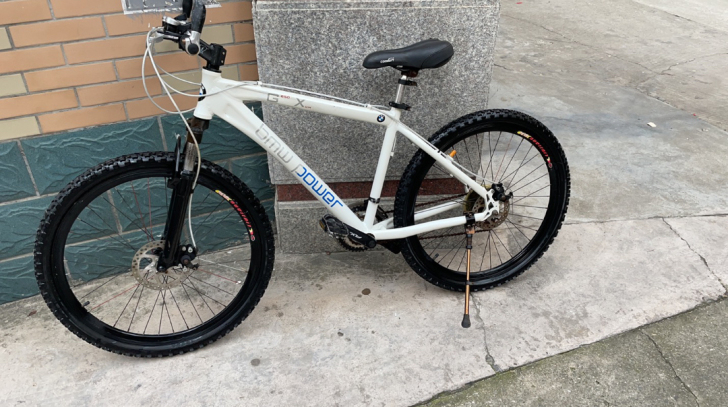 宝马，3D自行车，前后碟刹。前轮带快拆一压...