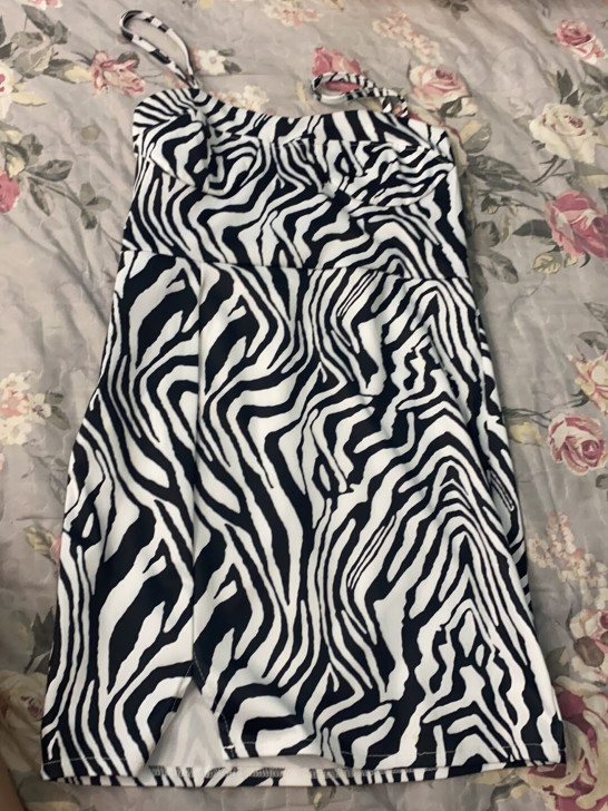 辣妹风吊带连衣裙