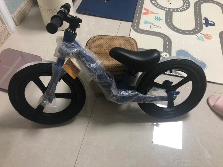 自己家全新凤凰儿童平衡车，喜欢的同城自提～...