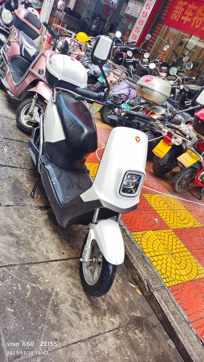 雅迪电动车有牌有证，市区拍照一年左右车车况...