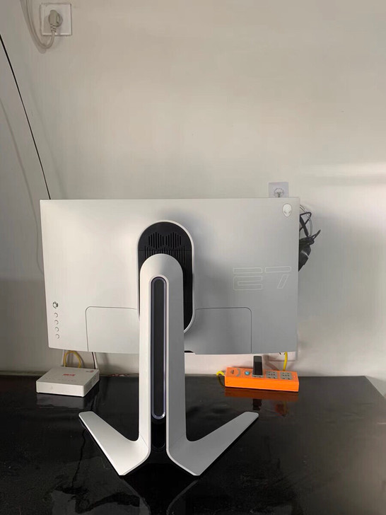 品牌型号 外星人台式电脑，27寸显示屏